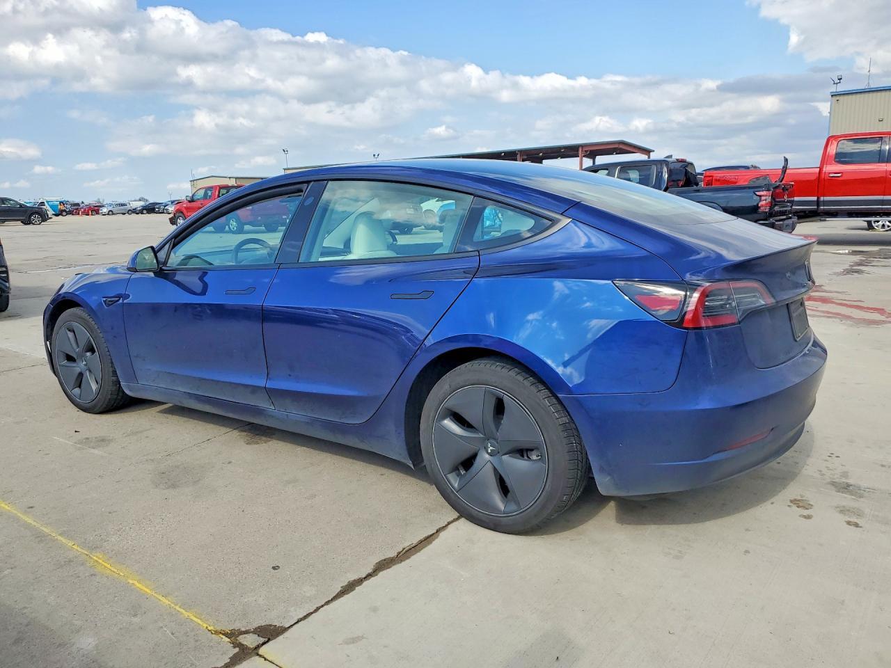 2023 Tesla Model 3 - Фото 2