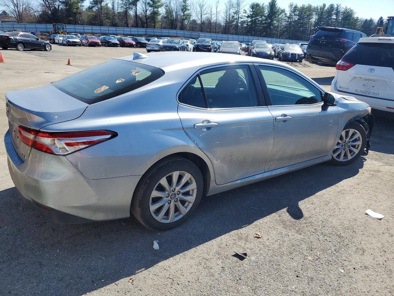 2020 Toyota Camry Le - Фото 3