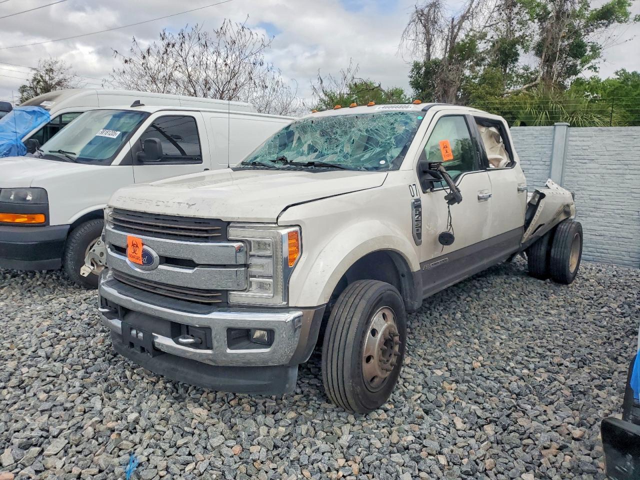 2017 Ford F450 Super Duty - Фото 2