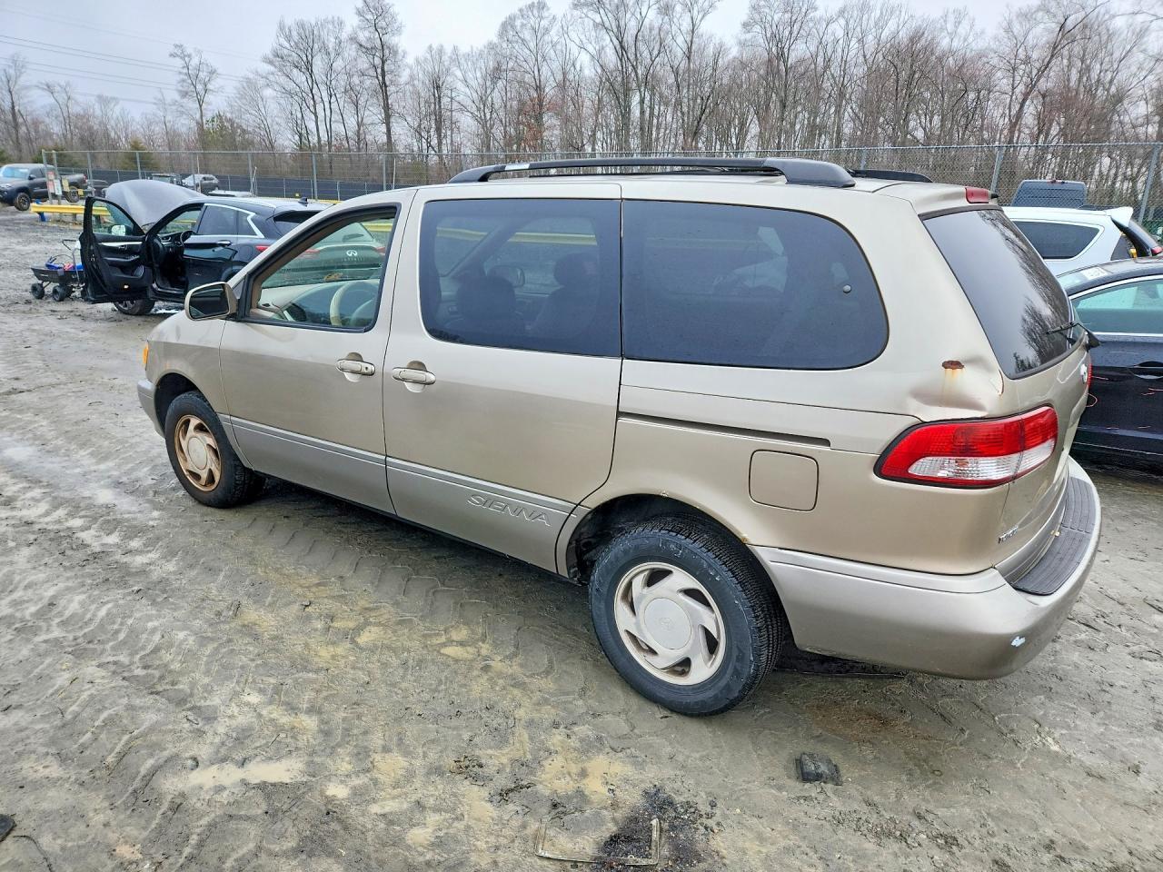 2003 Toyota Sienna - Image 2