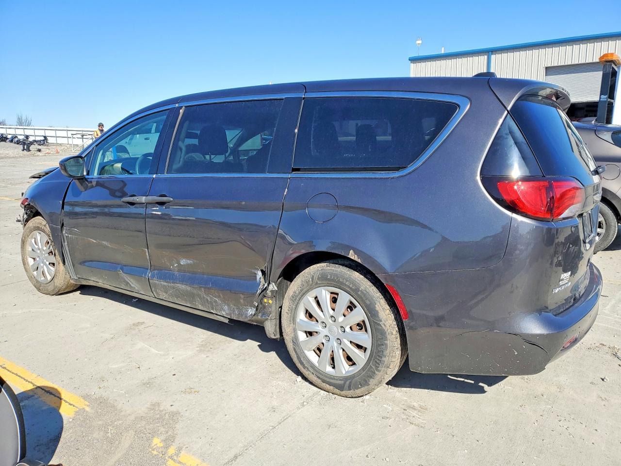 2019 Chrysler Pacifica L - Image 2