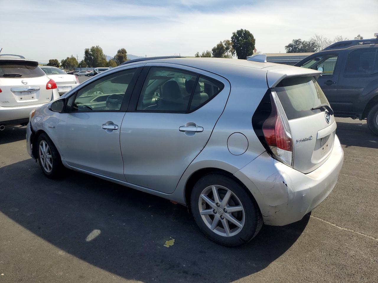 2016 Toyota Prius C Four - Фото 2