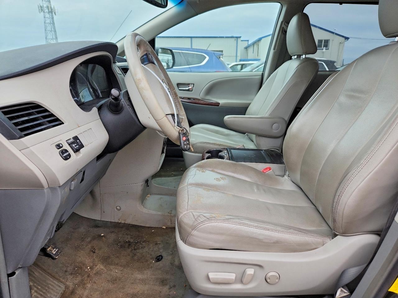 2013 Toyota Sienna - Фото 7