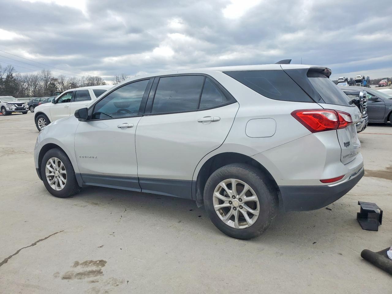 2018 Chevrolet Equinox Ls - Фото 2