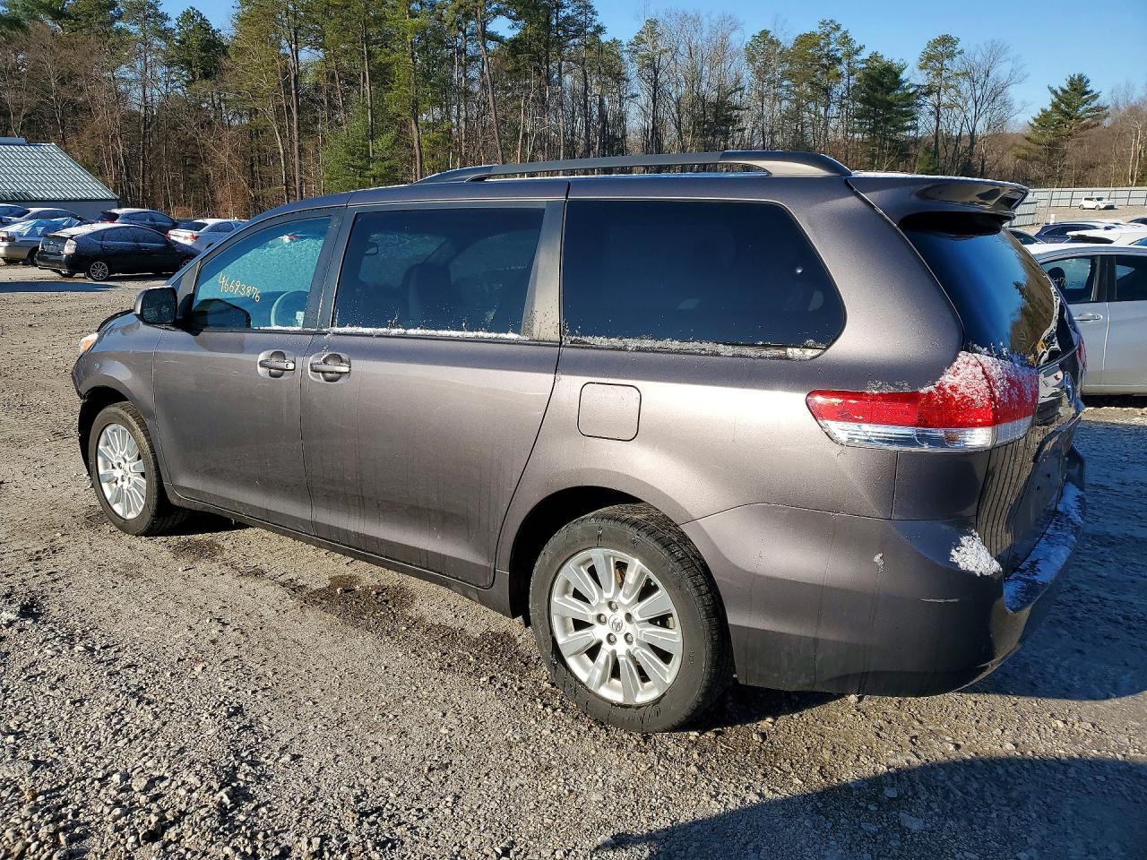 2013 Toyota Sienna Le 7-Passenger - Фото 2