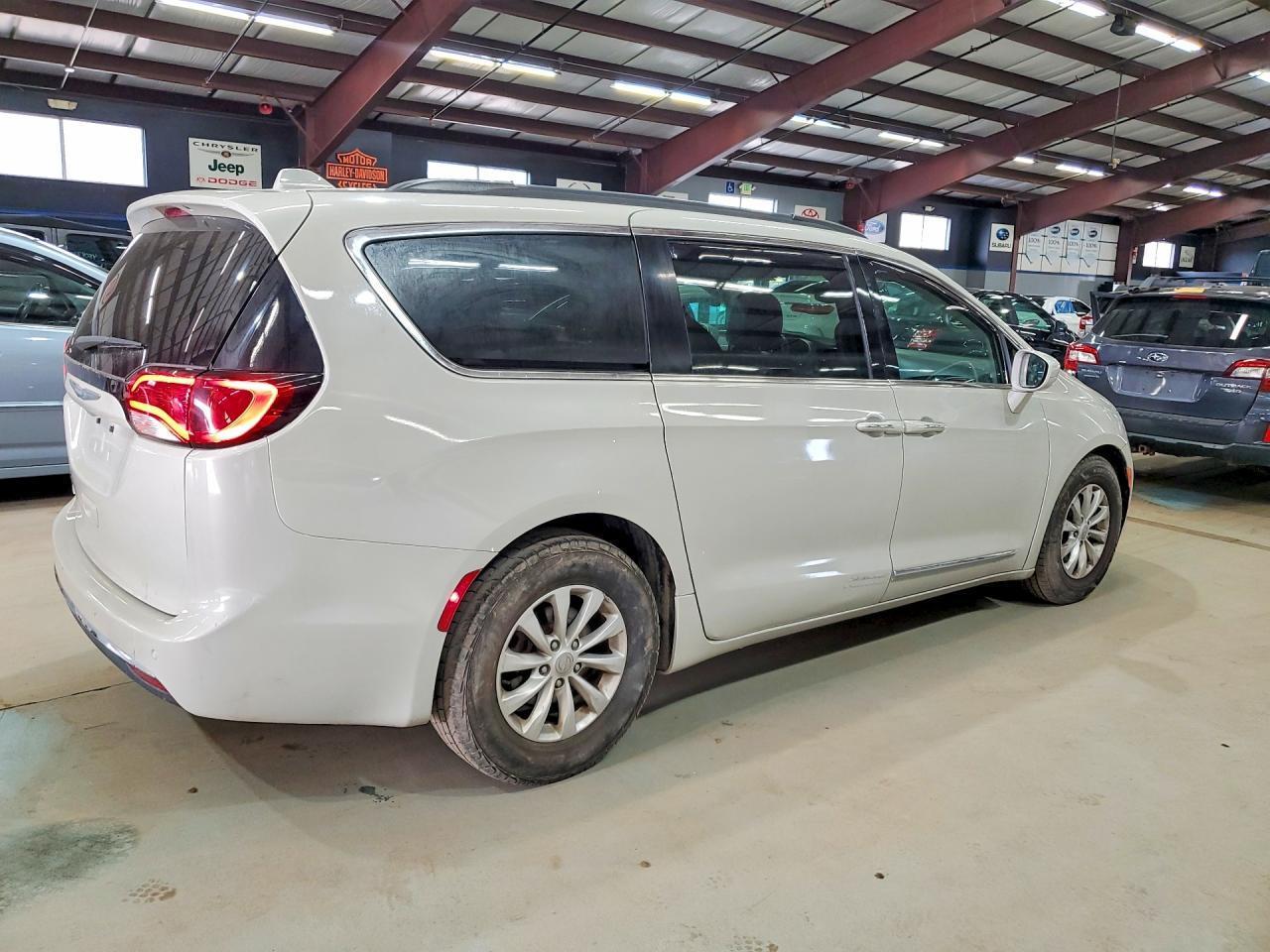 2017 Chrysler Pacifica Touring L - Фото 3