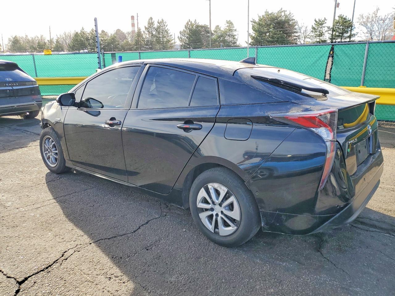2017 Toyota Prius Three - Фото 2