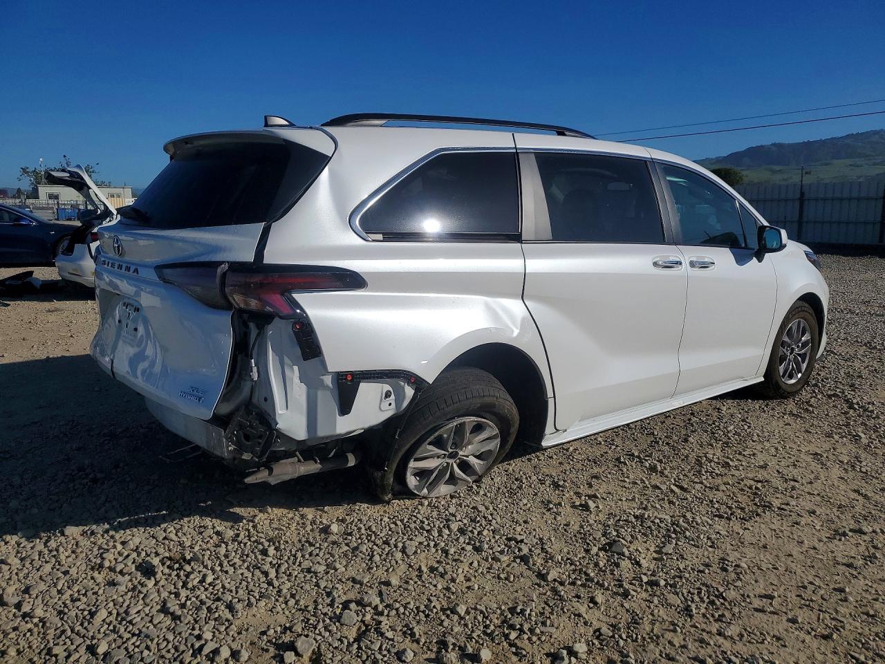 2024 Toyota Sienna Xle 8-Passenger - Image 3