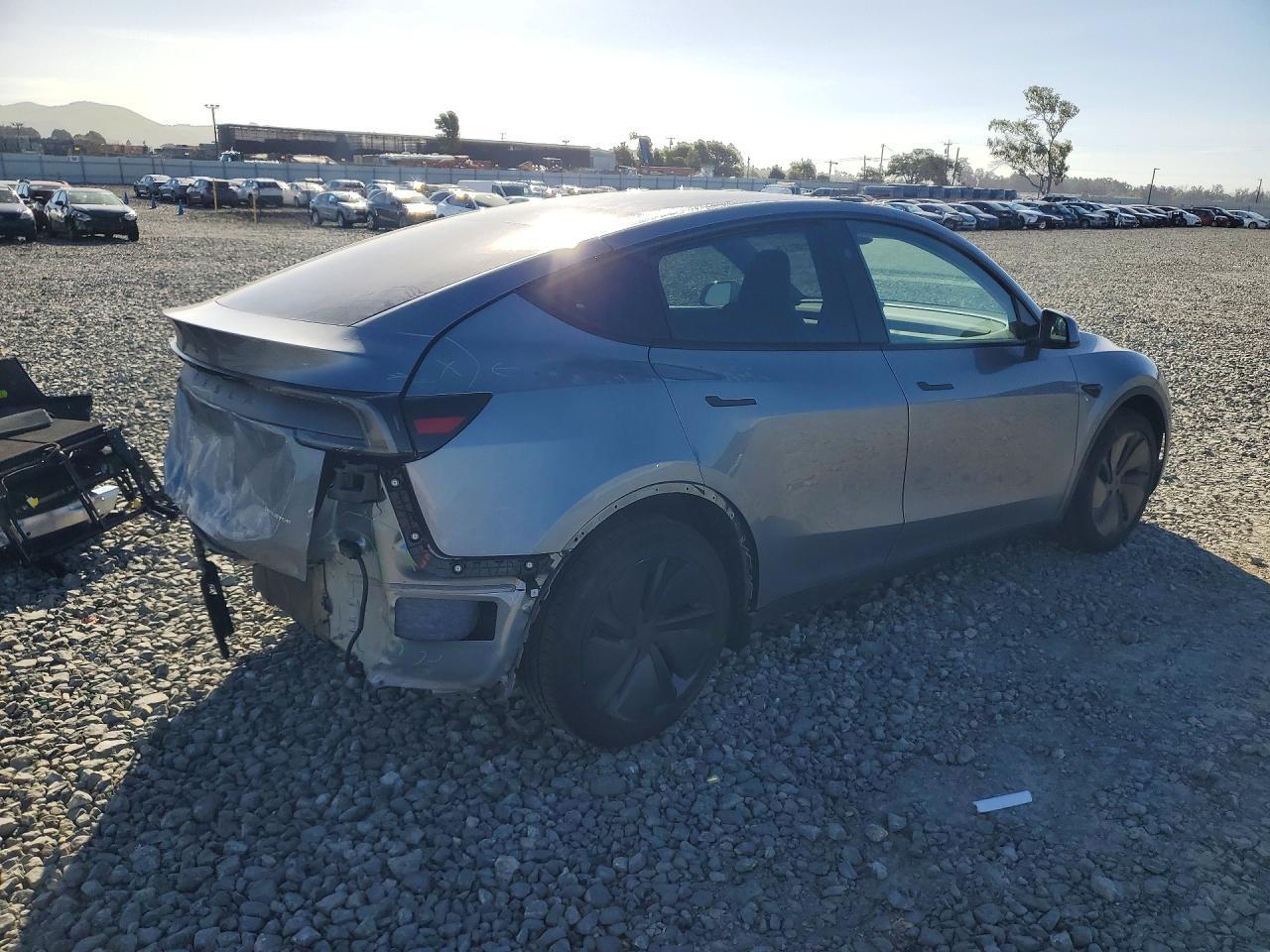 2026 Tesla Model Y - Фото 3