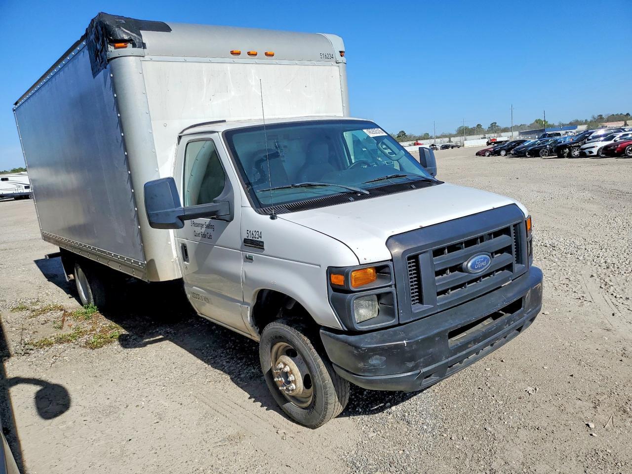2015 Ford Econoline E350 Super Duty Cutaway Van - Фото 4