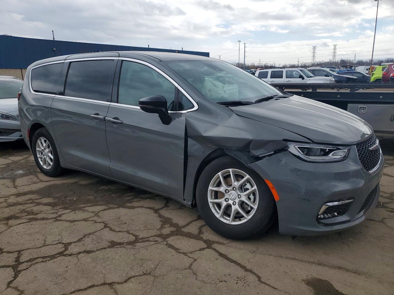 2025 Chrysler Pacifica Select - Image 4