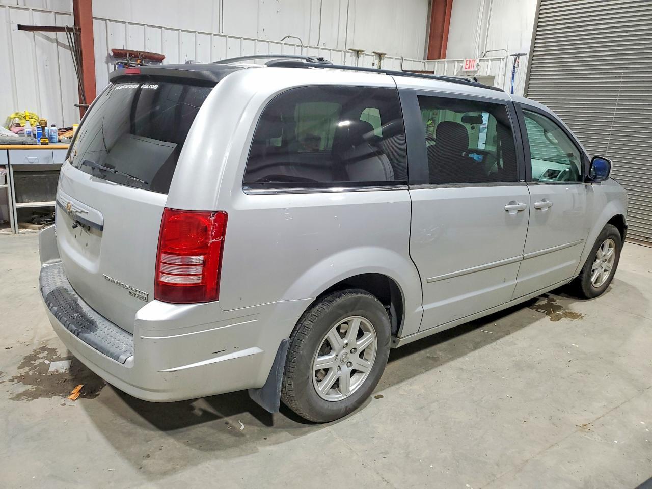 2010 Chrysler Town & Country Touring - Фото 3