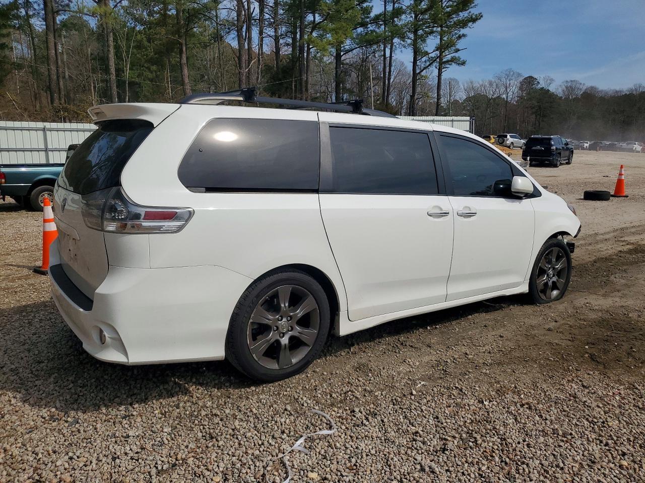 2016 Toyota Sienna Se 8-Passenger - Image 3