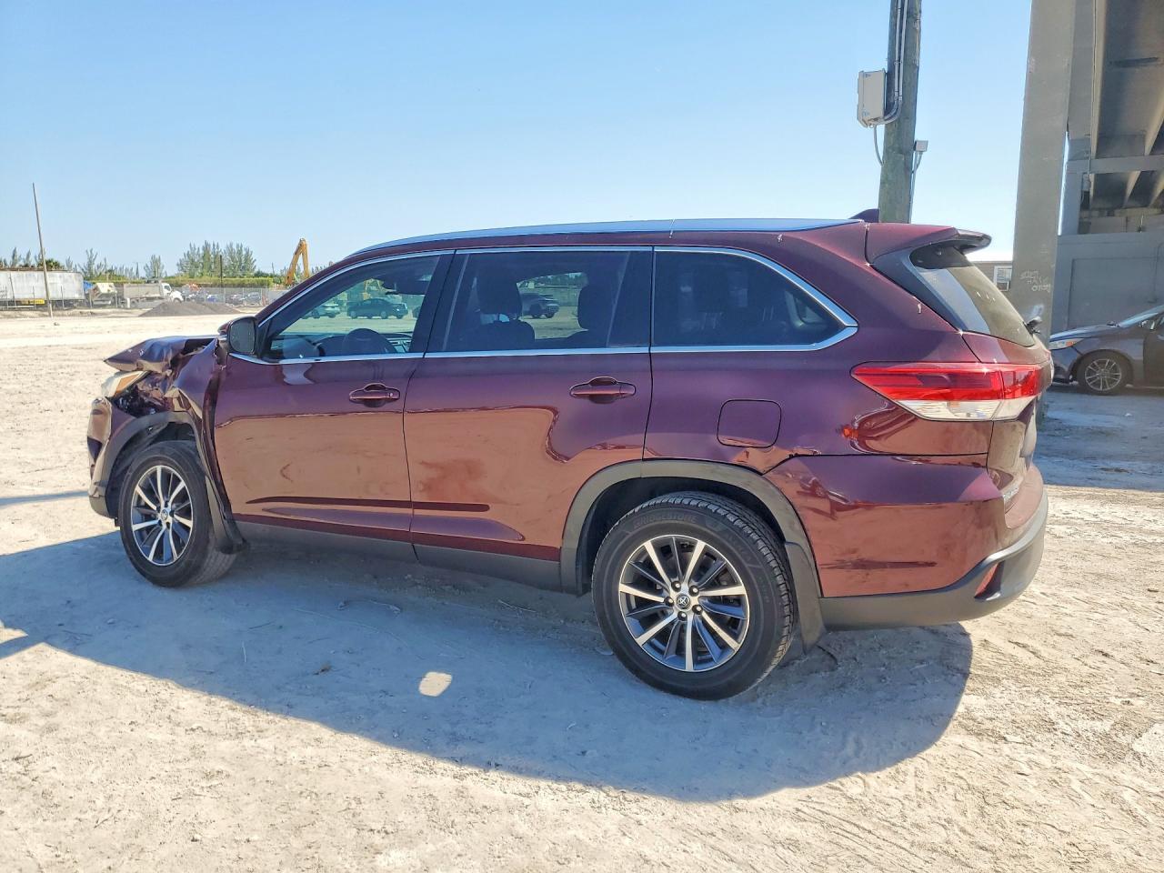 2019 Toyota Highlander Xle - Image 2
