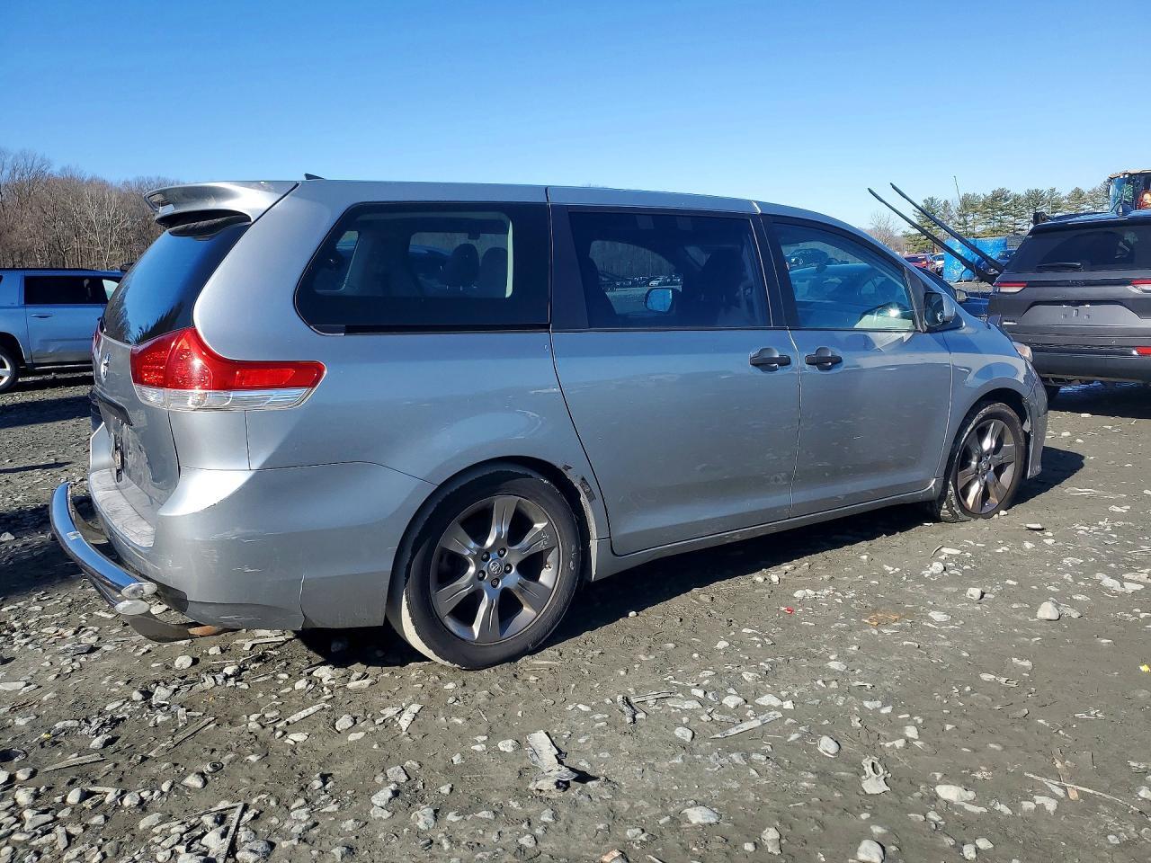 2014 Toyota Sienna L 7-Passenger - Фото 3