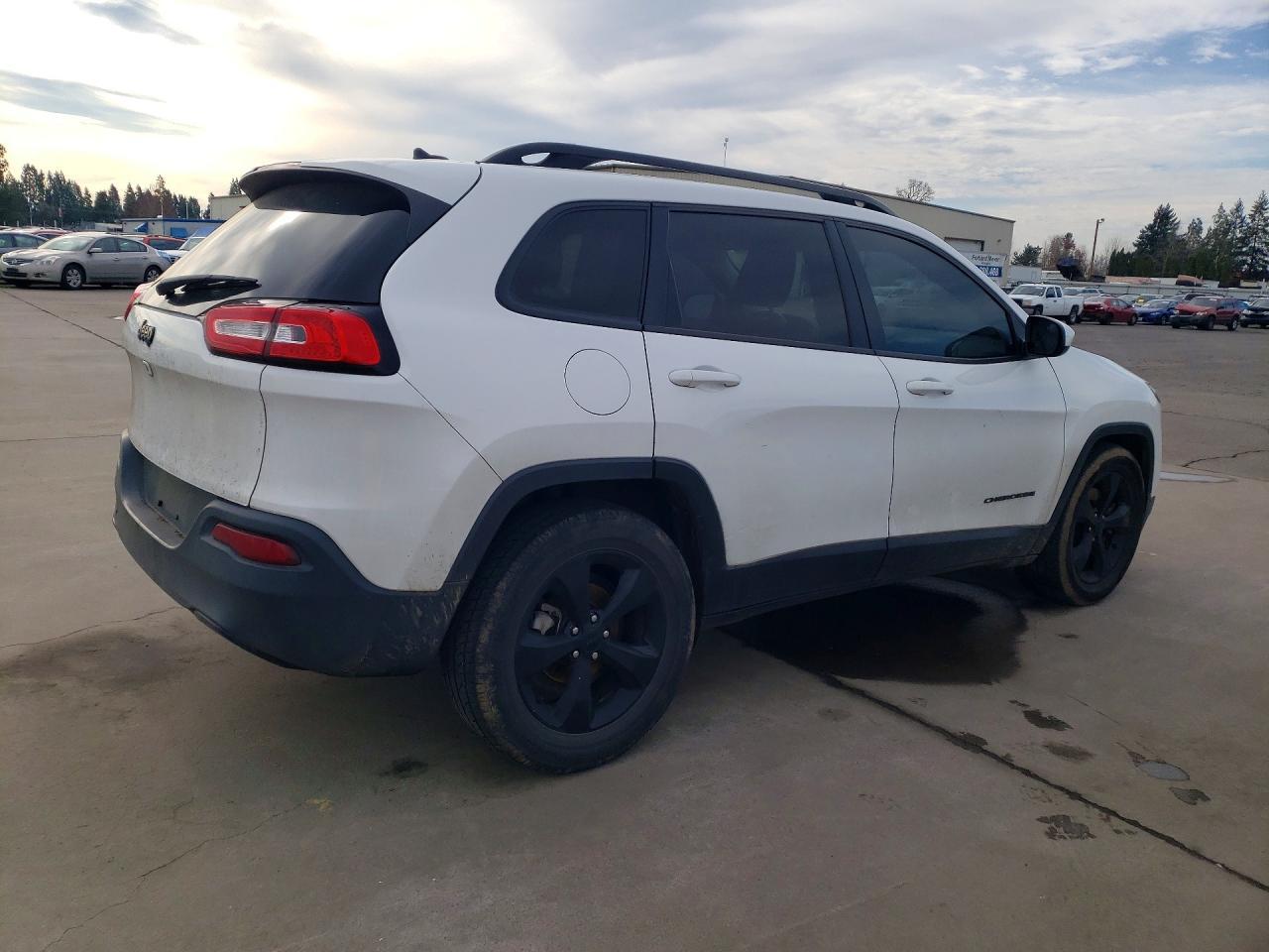 2016 Jeep Cherokee Latitude - Image 3
