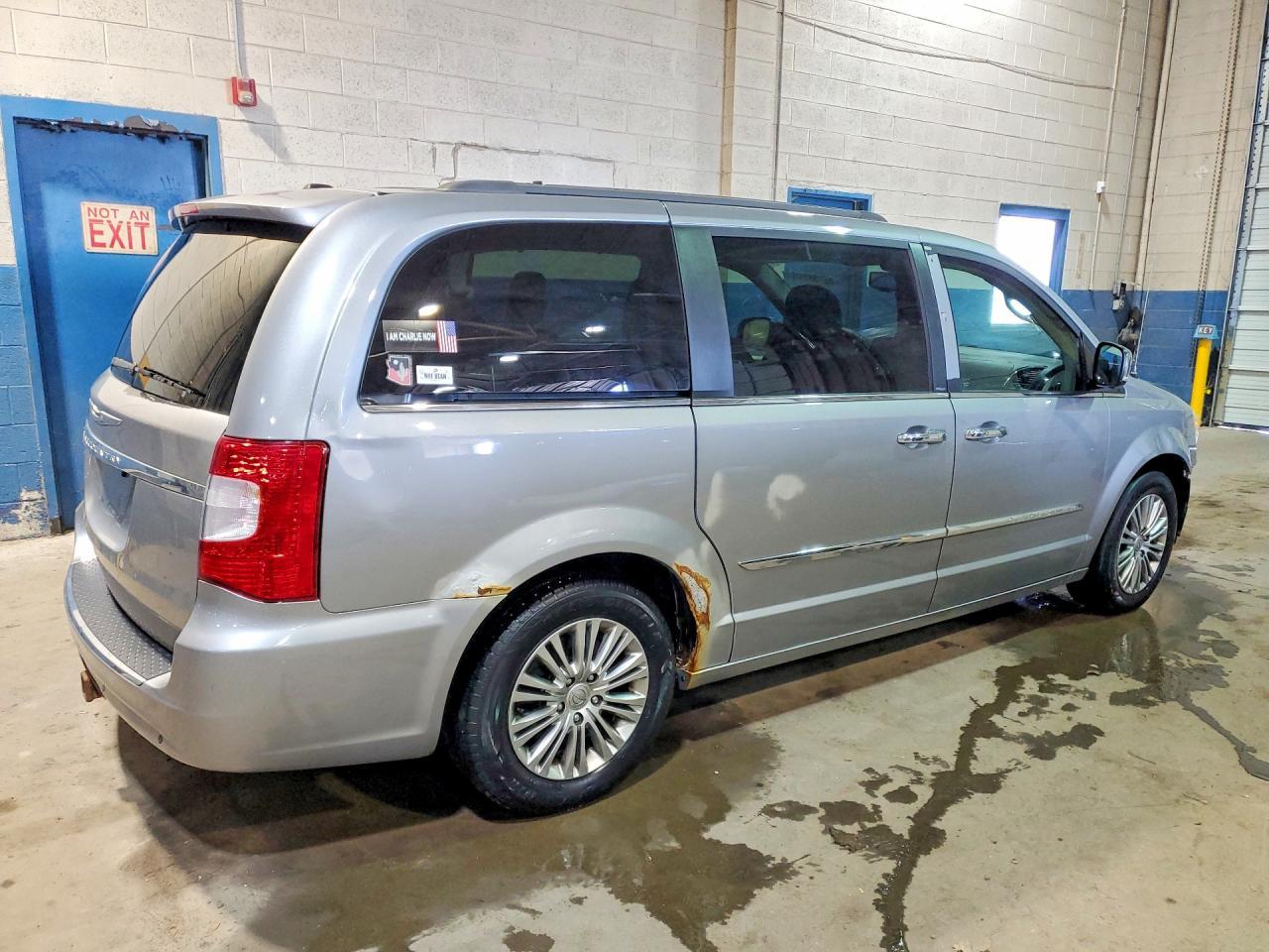 2013 Chrysler Town & Country Touring L - Фото 3