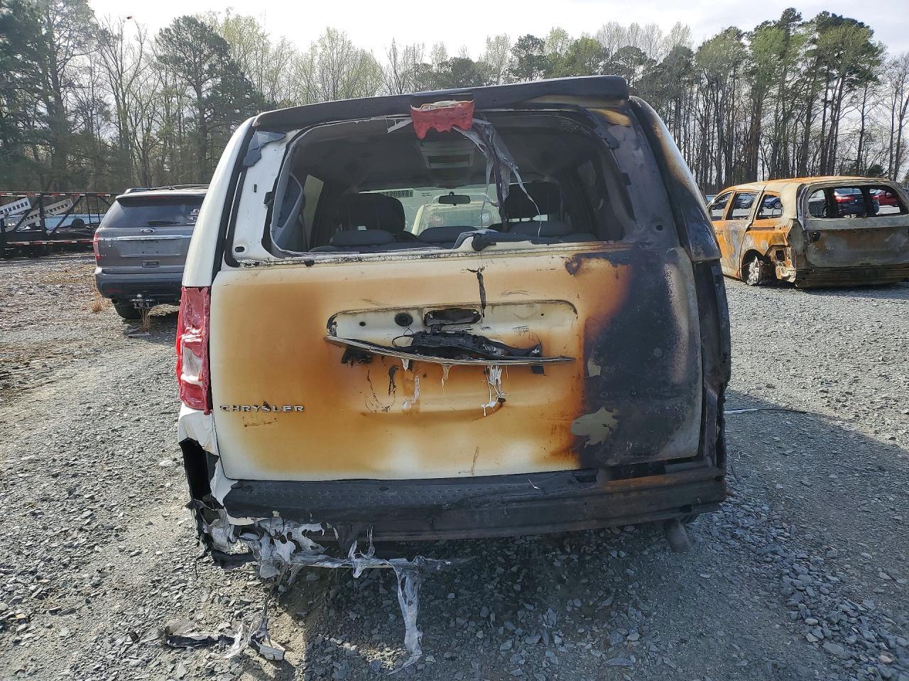 2010 Chrysler Town & Country Touring - Image 6