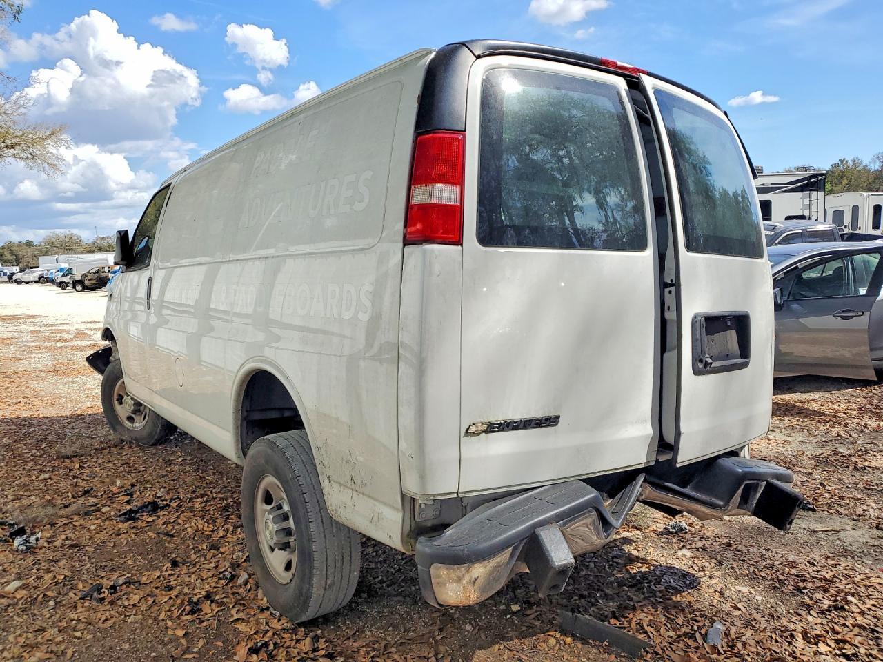 2022 Chevrolet Express G2500 - Фото 2