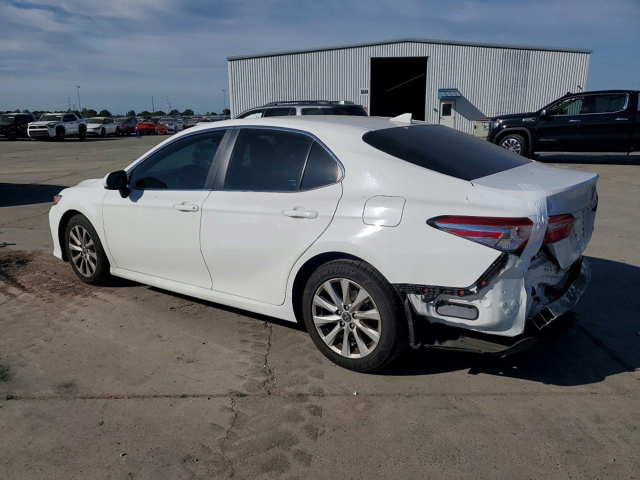 2020 Toyota Camry Le - Фото 2