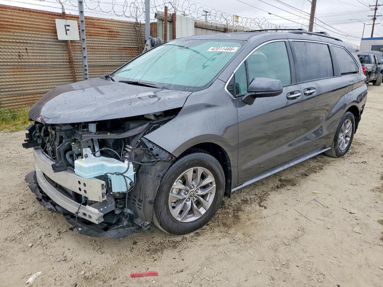 2025 Toyota Sienna Xle 8-Passenger