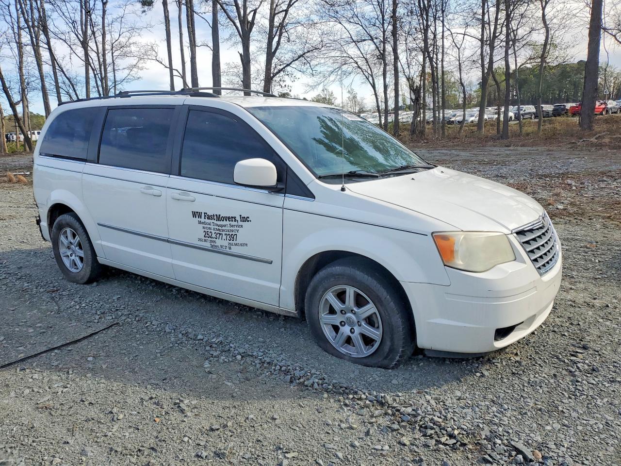 2010 Chrysler Town & Country Touring - Image 4