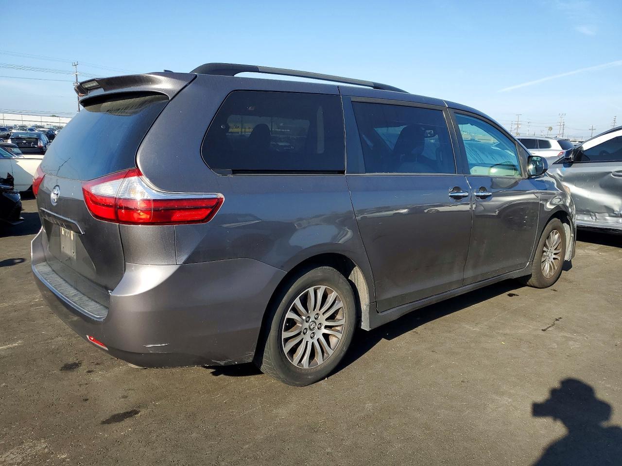 2019 Toyota Sienna Xle 8-Passenger - Image 3