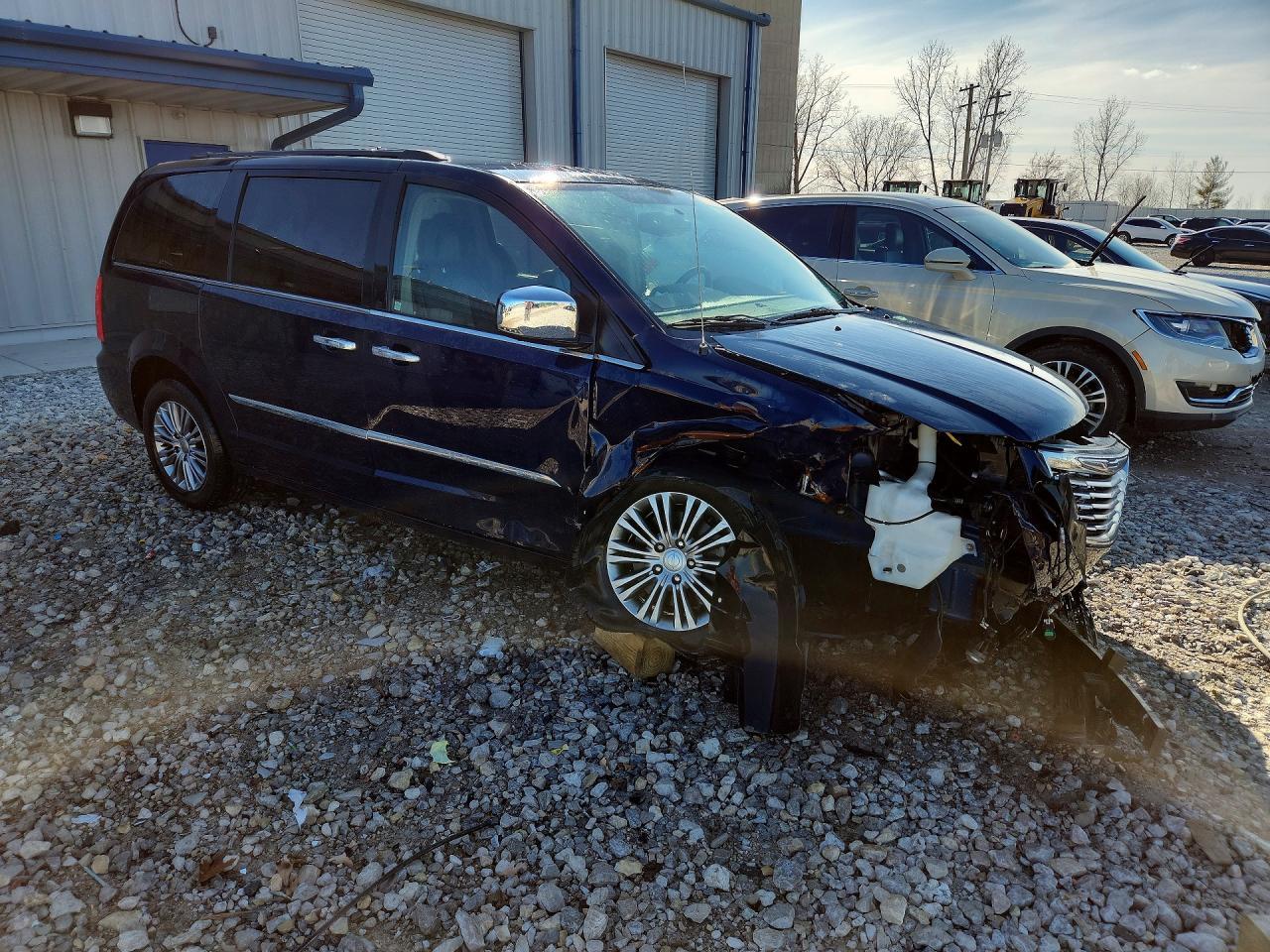 2013 Chrysler Town & Country Touring L - Фото 4