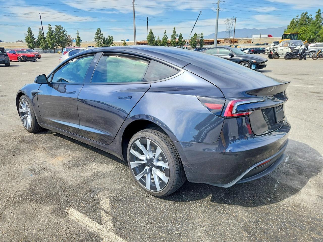 2026 Tesla Model 3 - Фото 2
