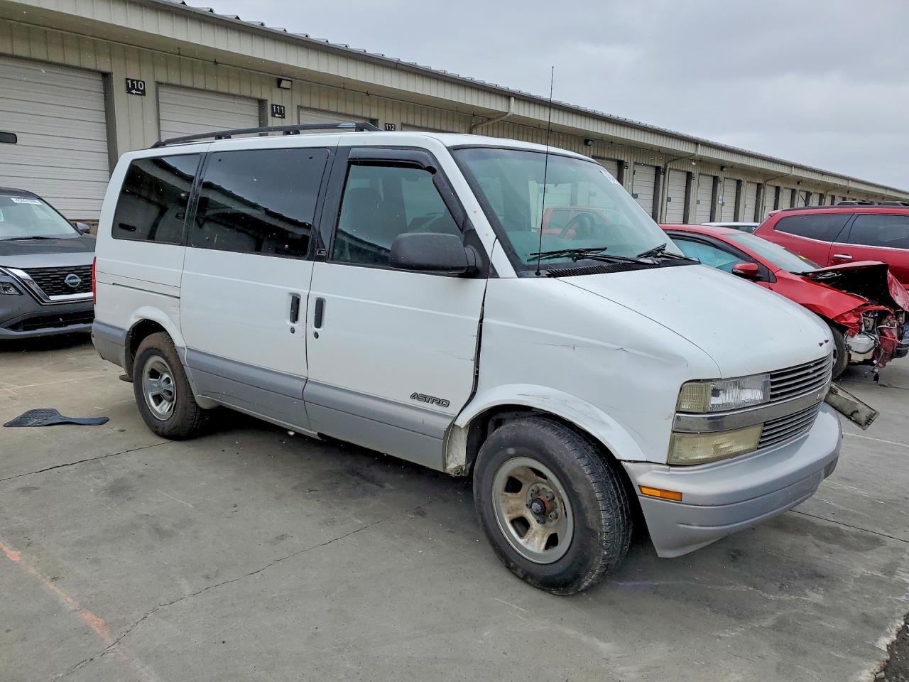 1999 Chevrolet Astro - Image 4