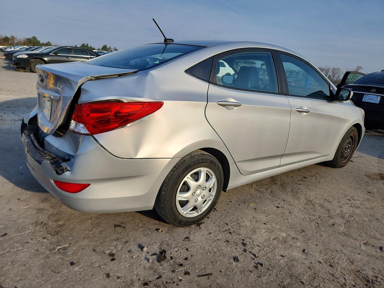 2013 Hyundai Accent Gls - Фото 3