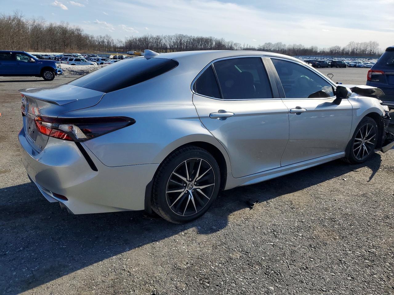 2022 Toyota Camry Se - Фото 3