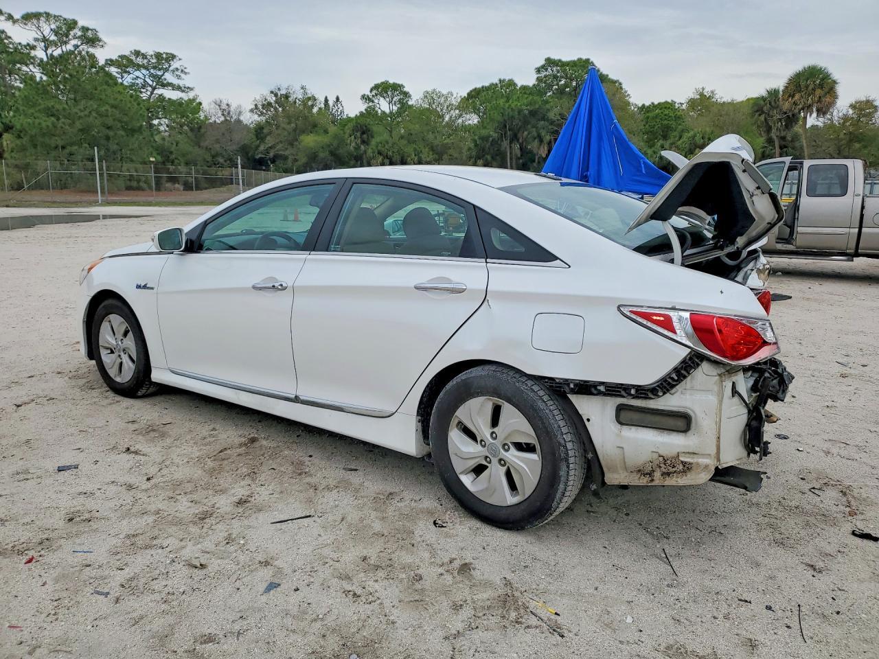 2015 Hyundai Sonata Hybrid Base - Image 2
