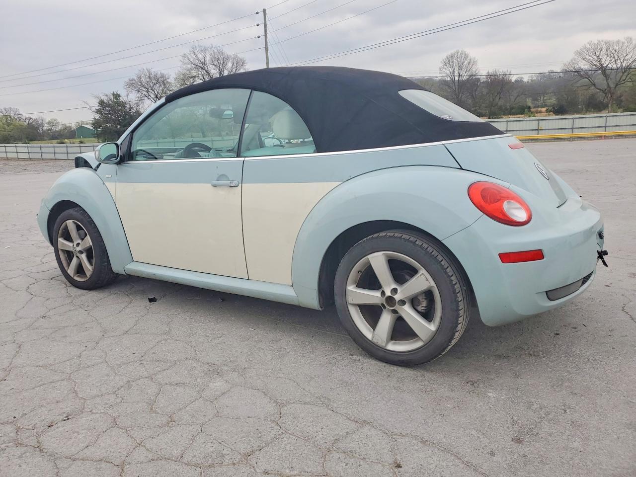 2010 Volkswagen New Beetle - Фото 2