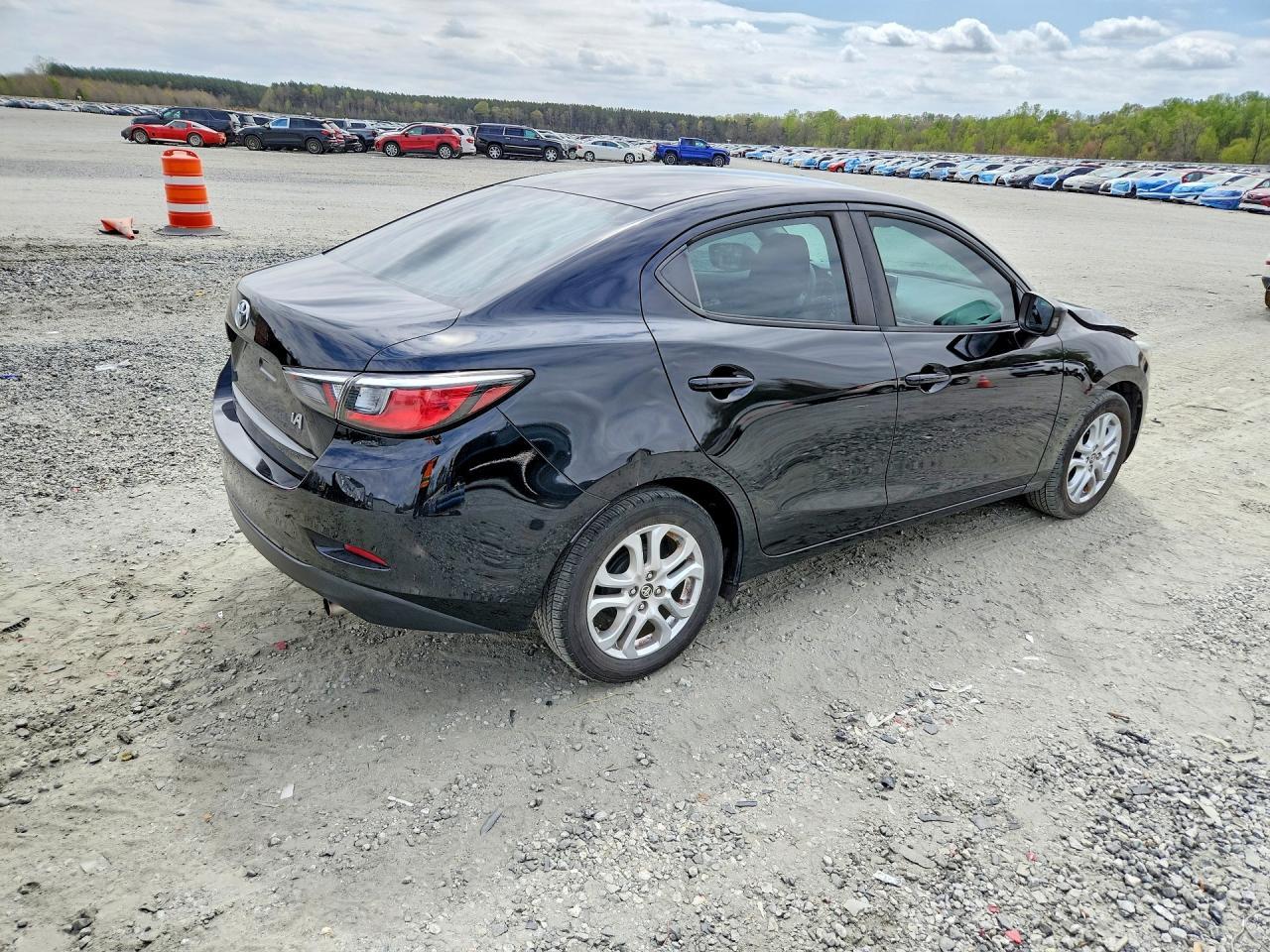 2017 Toyota Yaris Ia Base - Фото 3