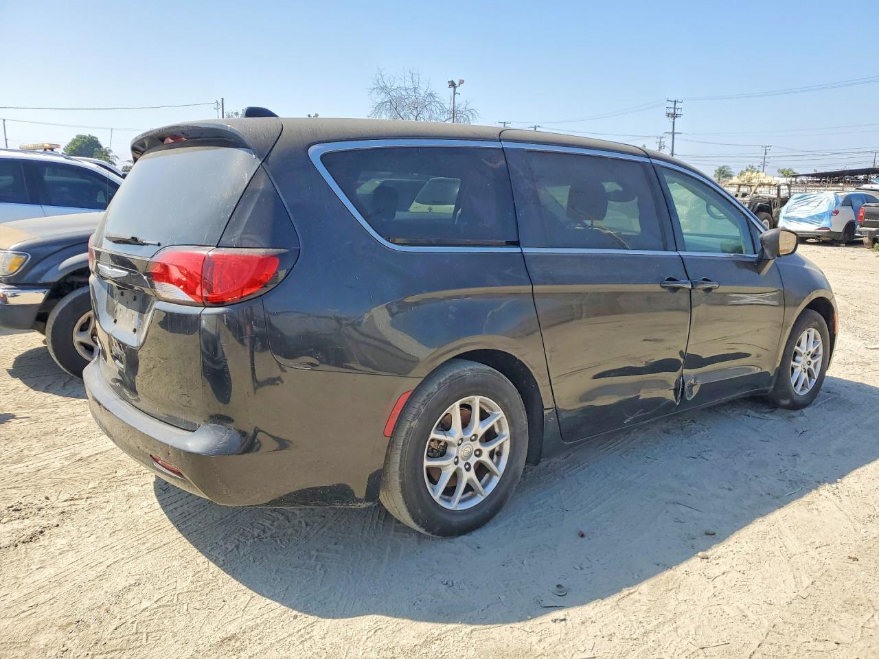 2017 Chrysler Pacifica Lx - Image 3