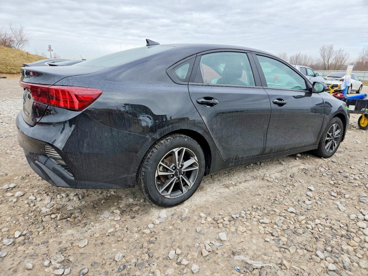 2023 Kia Forte Lxs - Image 3