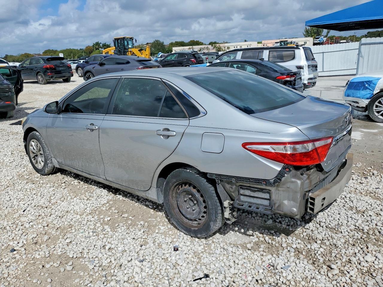 2015 Toyota Camry Le - Фото 2