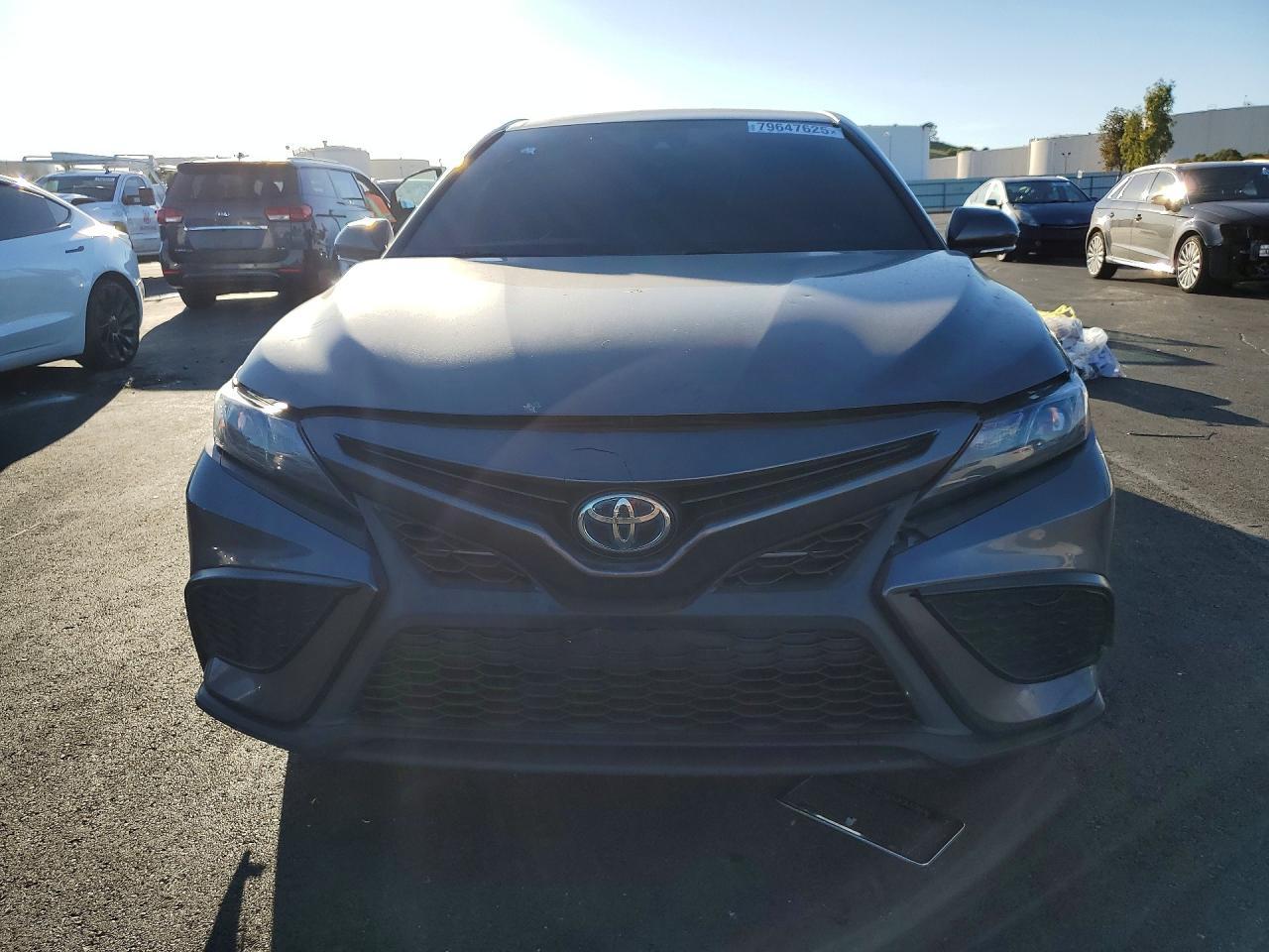 2022 Toyota Camry Hybrid Se - Фото 5