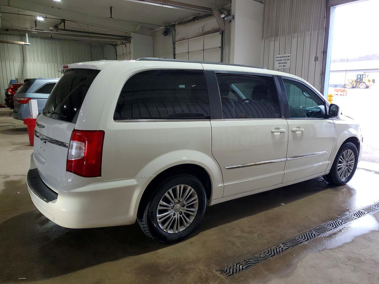 2013 Chrysler Town & Country Touring L - Фото 3