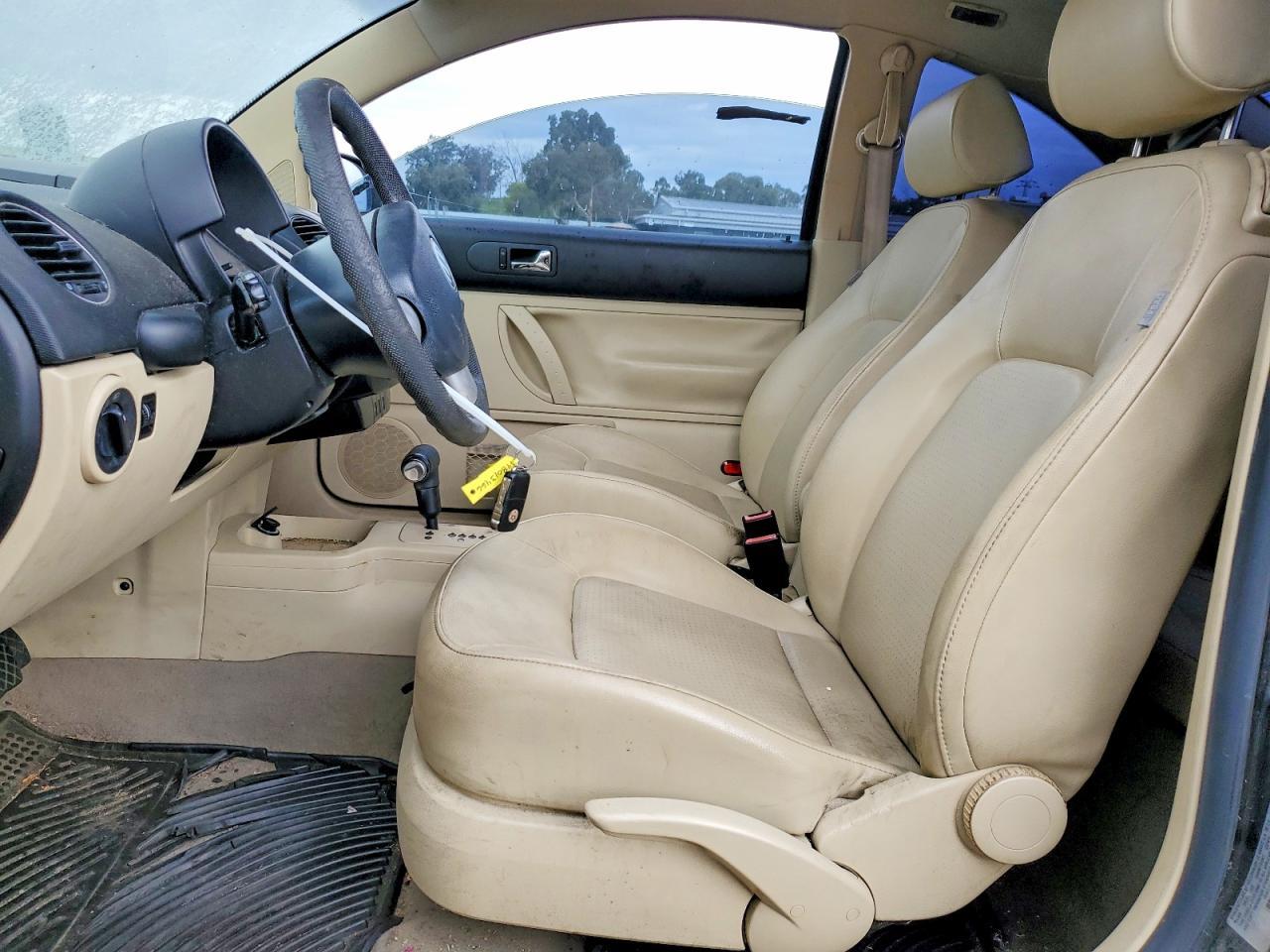 2010 Volkswagen New Beetle - Фото 7