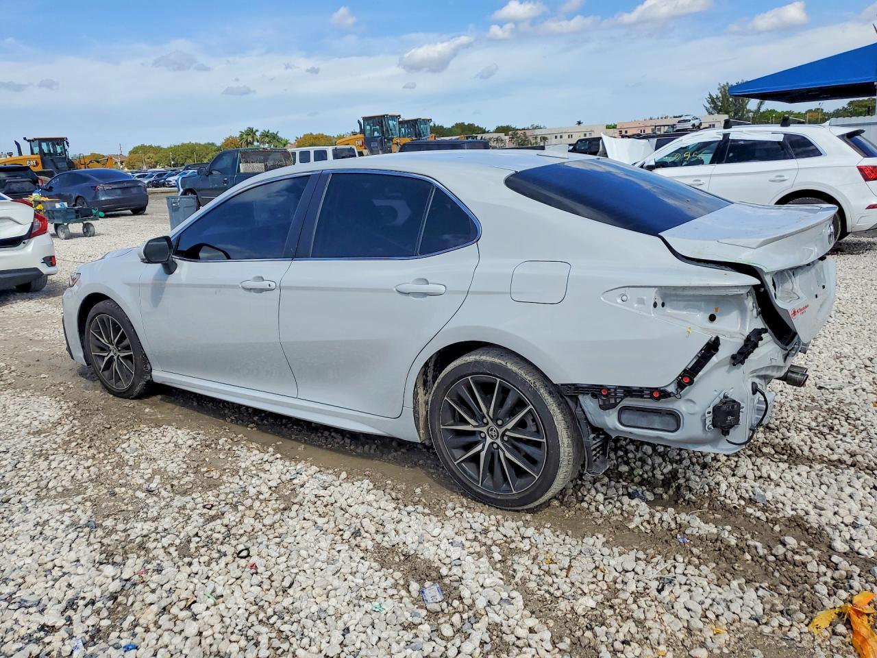 2024 Toyota Camry Se - Фото 2