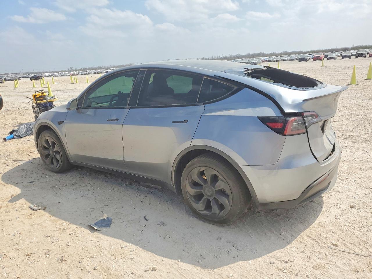 2024 Tesla Model Y - Фото 2