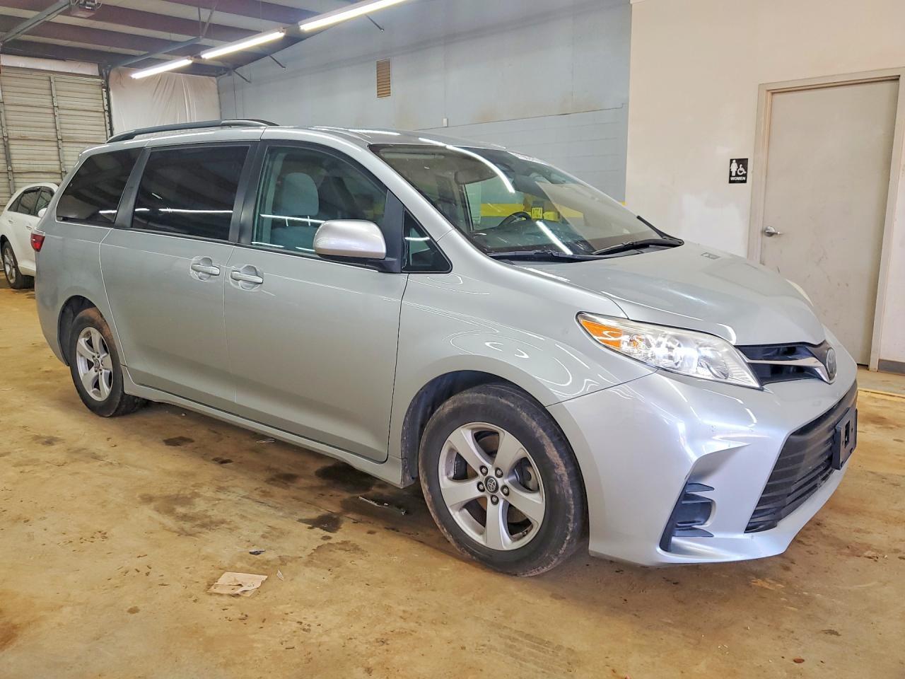 2019 Toyota Sienna Le 8-Passenger - Image 4