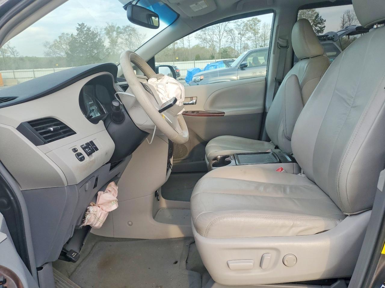 2012 Toyota Sienna Xle 8-Passenger - Фото 7
