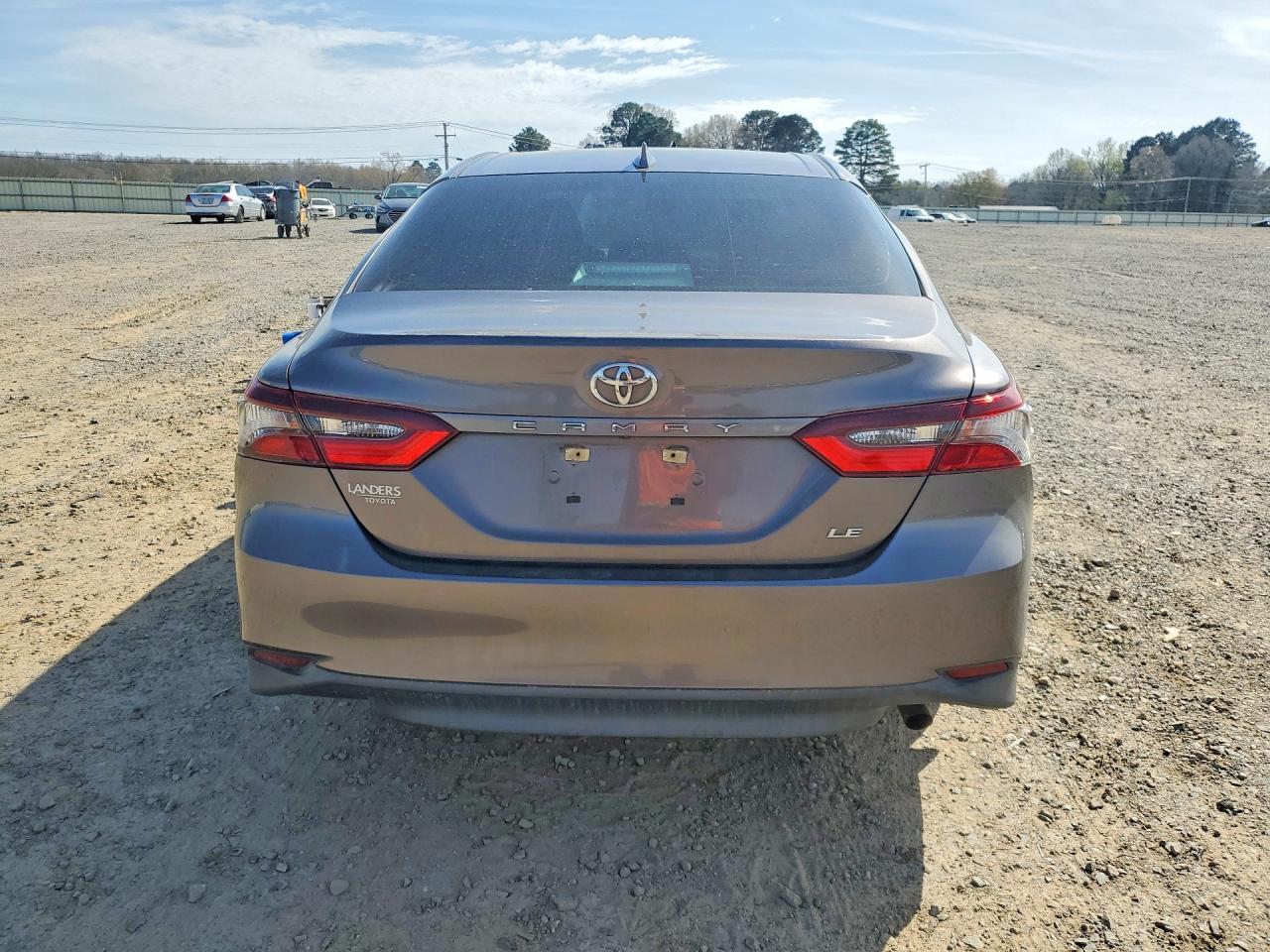 2022 Toyota Camry Le - Фото 6