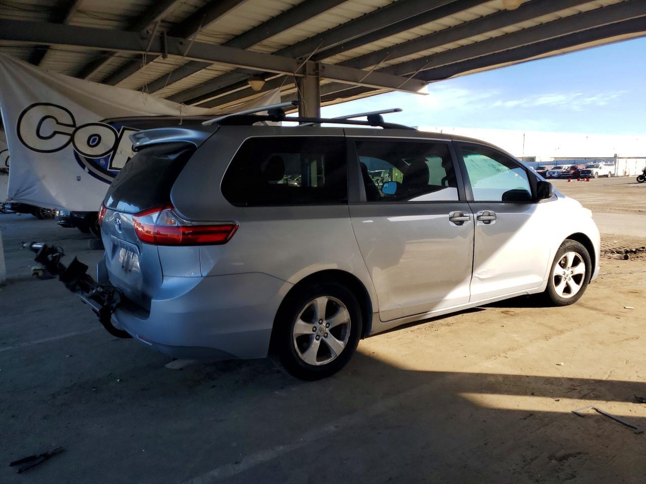 2015 Toyota Sienna Le 8-Passenger - Фото 3