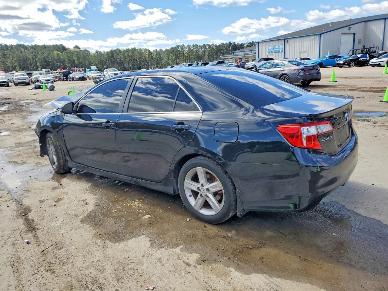 2014 Toyota Camry Se - Image 2