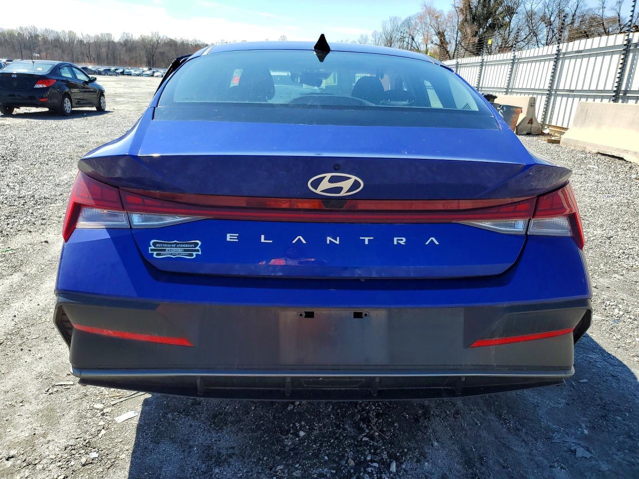 2025 Hyundai Elantra Sel Convenience - Image 6
