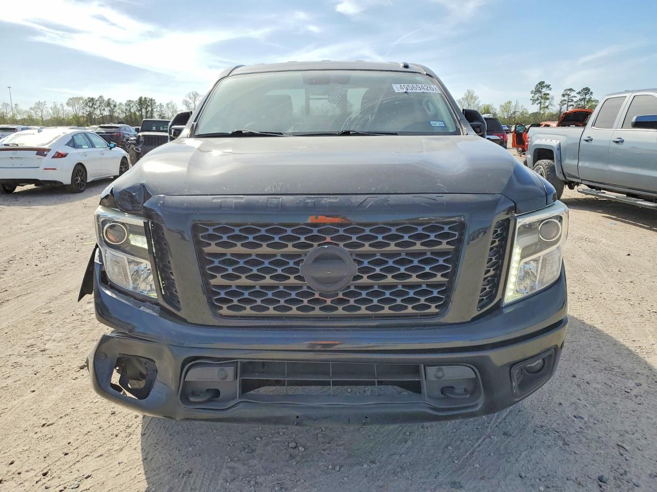 2018 Nissan Titan Pro-4X - Фото 5